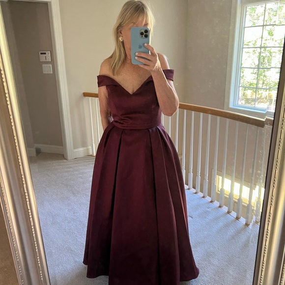 Elegant Xscape high-low gown - Picture 3 of 8